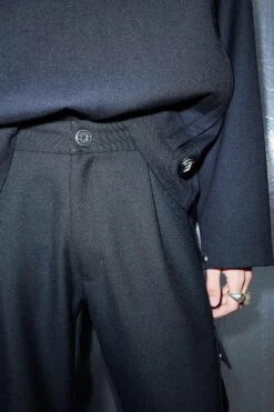 Merino Piston Pleated Patch Cargo Pant - Black -Style On Boards HS 22AP 1033 MERINO CARGO PANT BLACK STYLE BUTTON WEB a929ec0f a7a2 4a66 bf03 f8a55dc4aca1